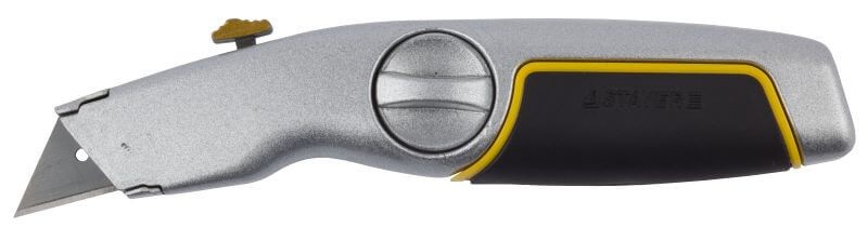 Нож STAYER "MASTER" металлический обрезиненный корпус, выдвижное трапециевидное лезвие 09144